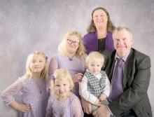 The Kerner Andersson family is shown clockwise from the left: Elizabeth (7), Sophie (8), Anna, Dan, Richard (2), and Anna Christina (4).