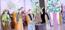 With only a week of practice, 55 Gregory students successfully put on the play, “On the Road to Bremen Town” under the directorship of the Dakota Players. The production took place Saturday afternoon at the school gym.