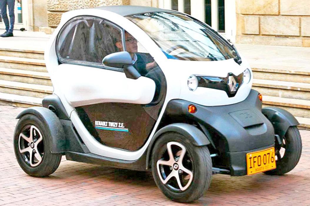 Minicars are a common sight in Turin, as well as in the rest of Italy. Often slower than full-size cars, they are the only cars that 14-year-old drivers are allowed to operate. A benefit of their small size is the ability to find a parking space more easily.