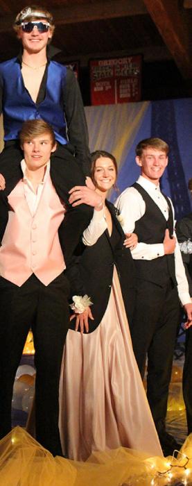 Juniors and seniors enjoy an evening in Paris at 2021 prom