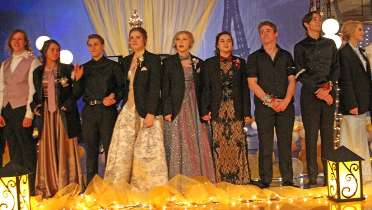 Juniors and seniors enjoy an evening in Paris at 2021 prom