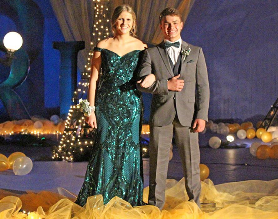 Juniors and seniors enjoy an evening in Paris at 2021 prom
