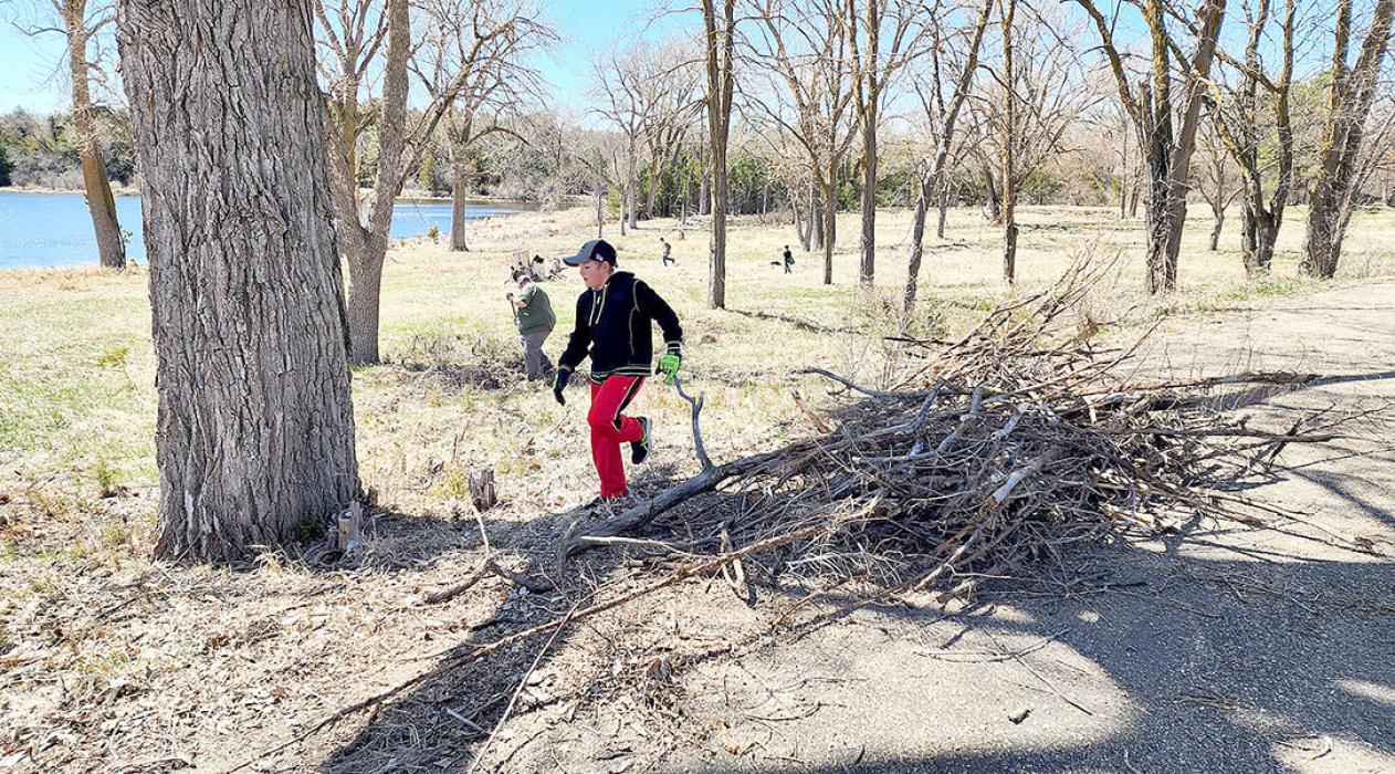 Volunteers clean up Burke Lake