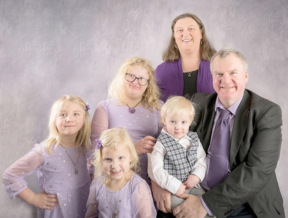 The Kerner Andersson family is shown clockwise from the left: Elizabeth (7), Sophie (8), Anna, Dan, Richard (2), and Anna Christina (4).