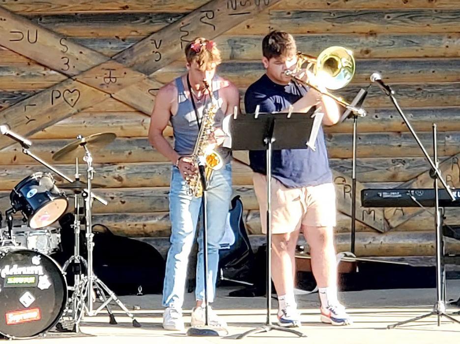 Eli Fogel (l) and Eli Barreto (r) warmed up the crowd for the Java Jives.