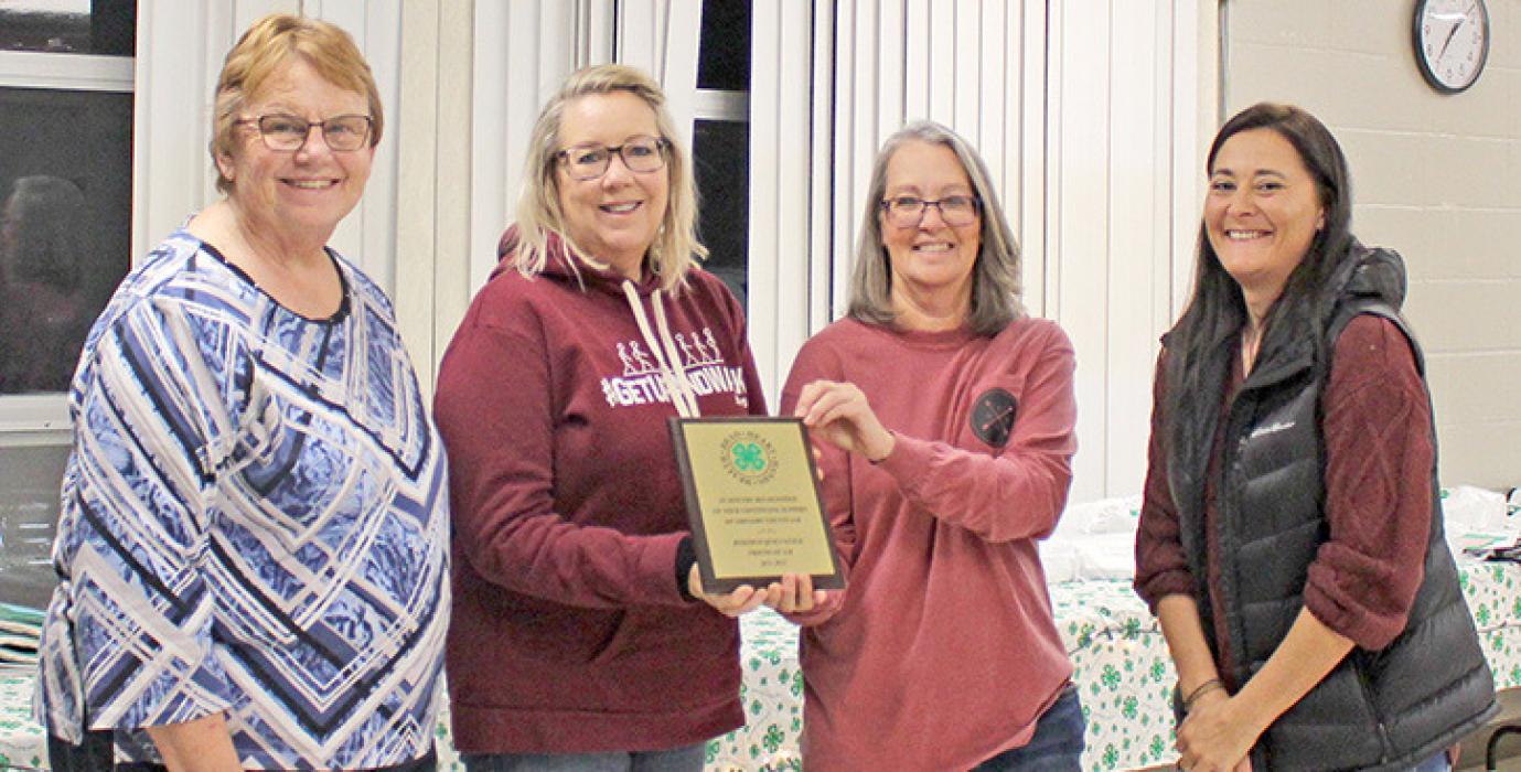 Rosebud Quilt Guild receiving Friend of 4-H Award