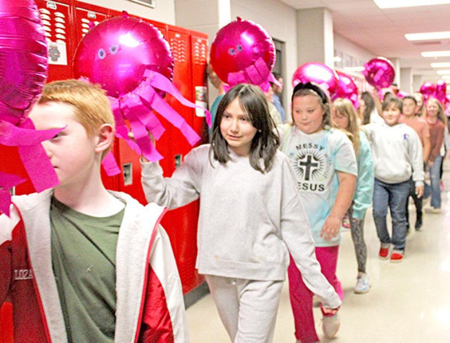 It was arms (tentacles) everywhere as the 4th grade class came by with their jellyfish/ octopus balloons.