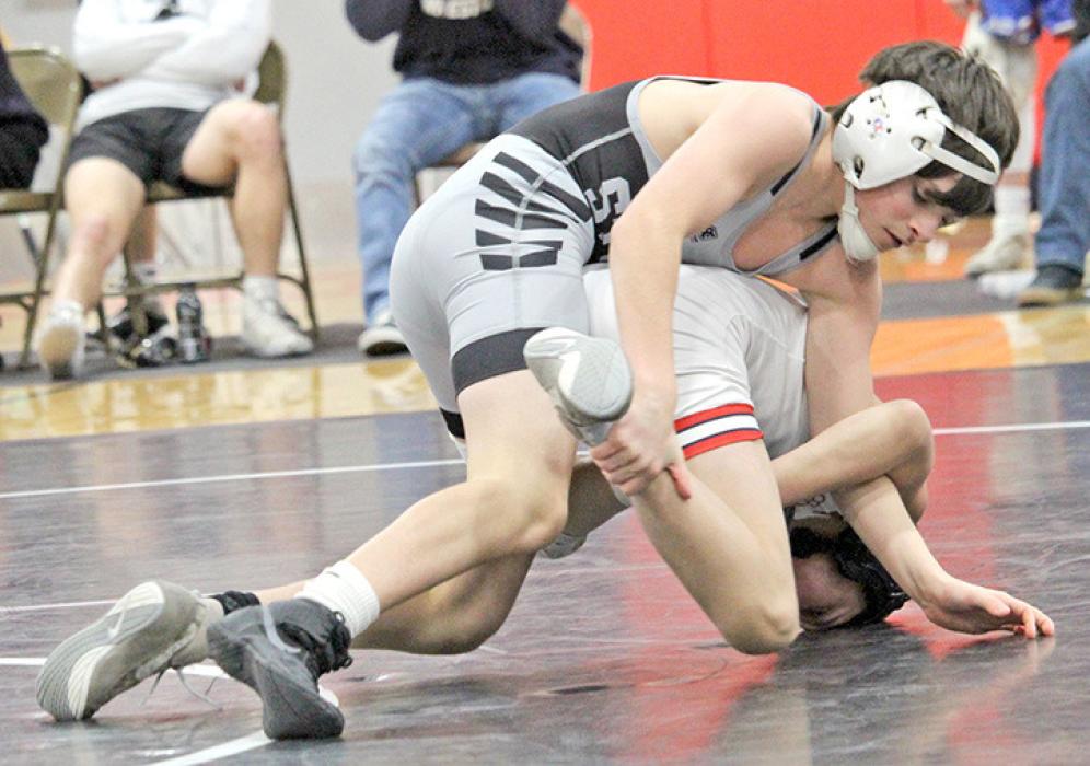 Judd Hansen works on Ryvr Larson of Bon Homme/Scotland last Tuesday evening, beating him in a 12-4 major decision. (Photo by Gracie Stephens)