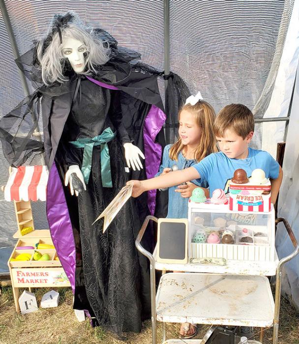 Children could use play money to make a purchase at the ice cream cart.