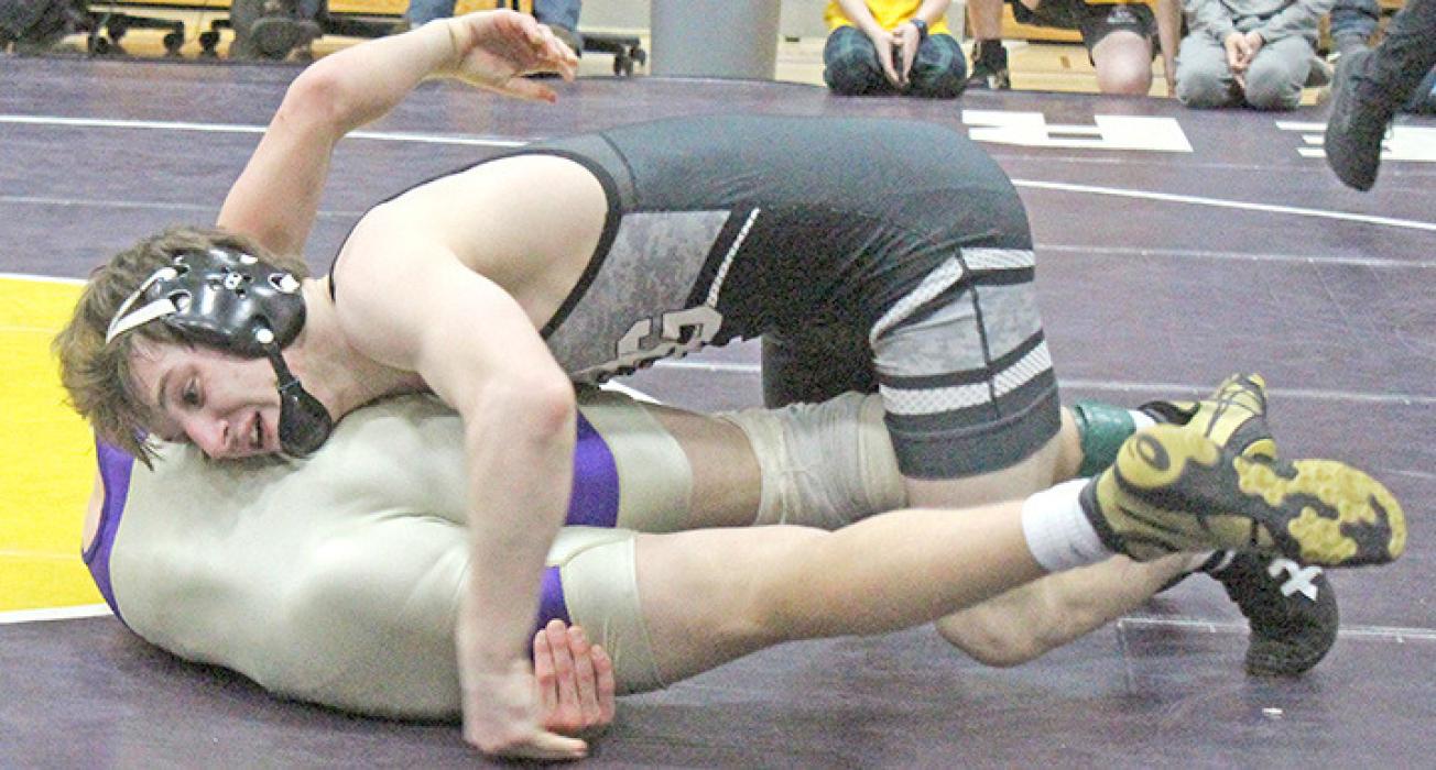 Owen Hansen won an 18-5 MD over Karson Keiser of Winner in the championship round. (Photo by Dan Bechtold, Winner Advocate)