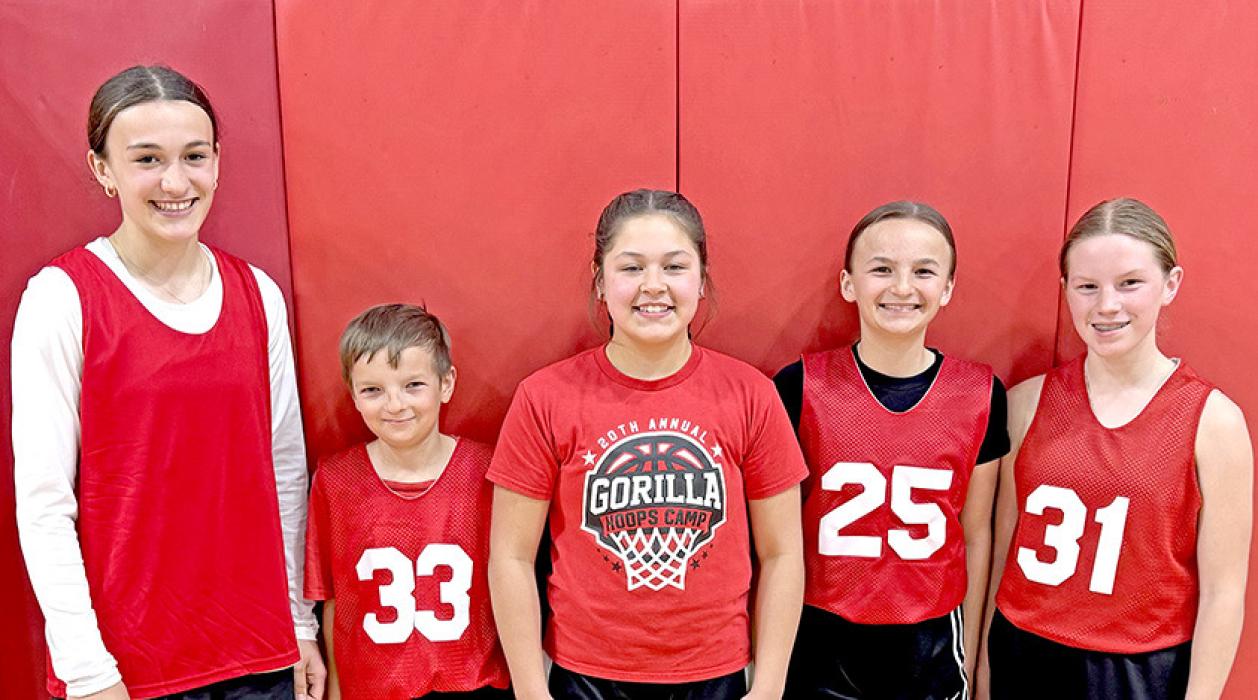 In the 5th-6th grade division, Avaya Vomacka, Morgan Wonnenberg, Kareen O’Connor, Meadow Wonnenberg, and Lydia Wonnenberg of the Arizona Wildcats finished in 4th place. Not pictured: Coach Hank Wonnenberg.