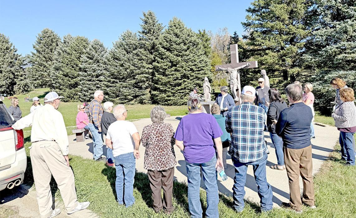 Community gathers to remember local history at cemetery walk