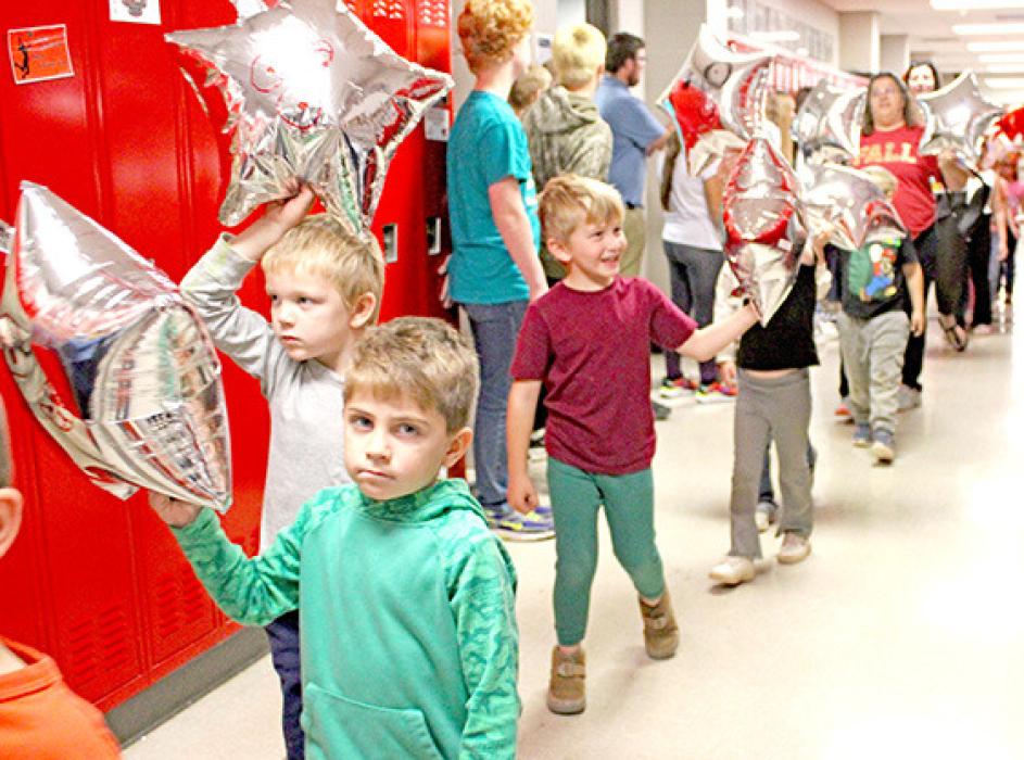 Students in grades begindergarten through fourth decorated their balloons according to the “under the Sea” parade theme. The begindergarten “stars” carried starfish balloons.