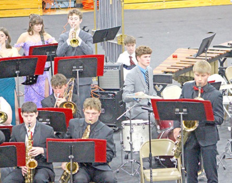 Lincoln Juracek performs a solo on his baritone sax in the jazz band’s rendition of of “Bari Bari Good.”