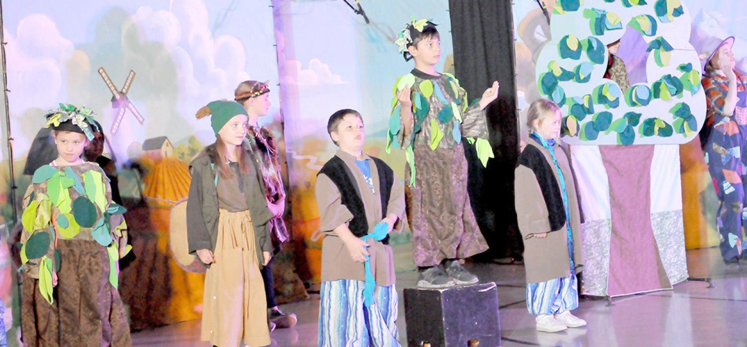 With only a week of practice, 55 Gregory students successfully put on the play, “On the Road to Bremen Town” under the directorship of the Dakota Players. The production took place Saturday afternoon at the school gym.