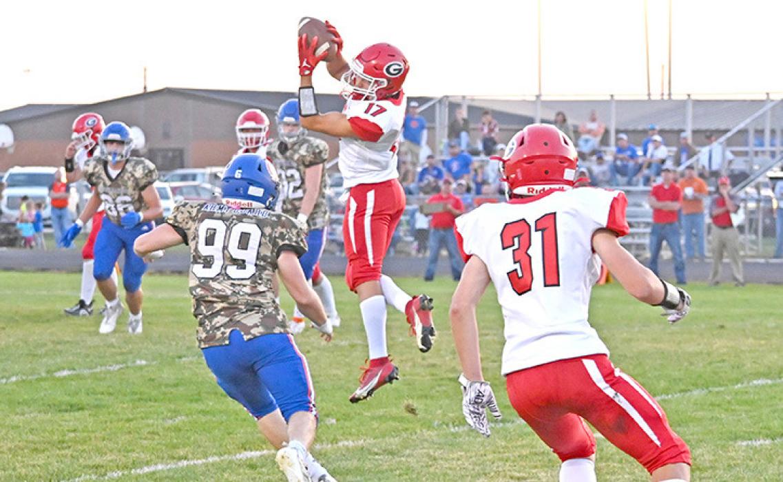 Luke Stukel (#17) pulls down a pass in Friday’s game against Parkston.